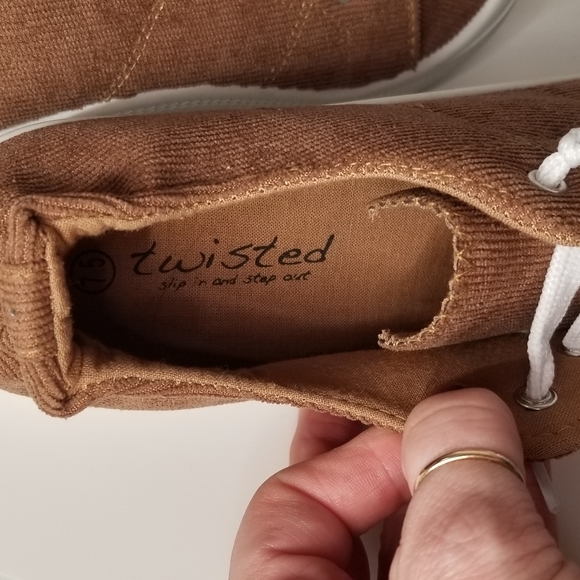 *NWT* Twisted Brand Shoes - Picture 5 of 9